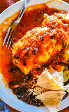 Meksika omleti, siyah fasulyeli patates ve beyaz tabakta nachos Zicatela Puerto Escondido Oaxaca Meksika 'daki El Cafecito' da..