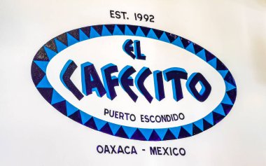 Zicatela Puerto Escondido Mexico 'da El Cafecito adında mavi-beyaz bir restoran..