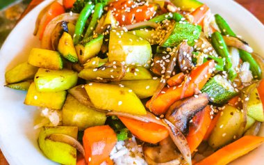 Zicatela Puerto Meksika 'daki El Cafecito' da beyaz tabakta kızarmış pirinç ve sebze..