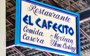 Zicatela Puerto Escondido Mexico 'da El Cafecito adında mavi-beyaz bir restoran..