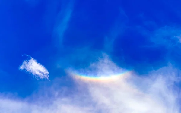 墨西哥卡门 金塔纳罗奥市多云的天空中美丽而罕见的彩虹和蓝色背景 — 图库照片