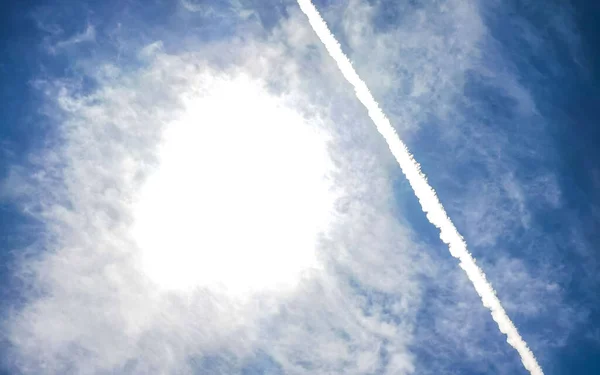 Cielo Azul Con Nubes Químicas Cielo Químico Chemtrail Chemtrail Día — Foto de Stock