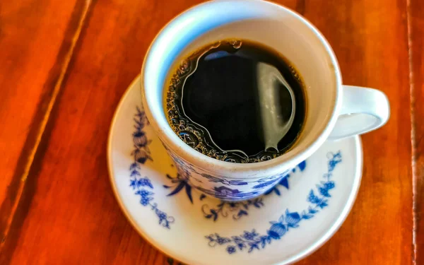 Blå Och Vit Kopp Pott Med Svart Kaffe Americano Träbord — Stockfoto