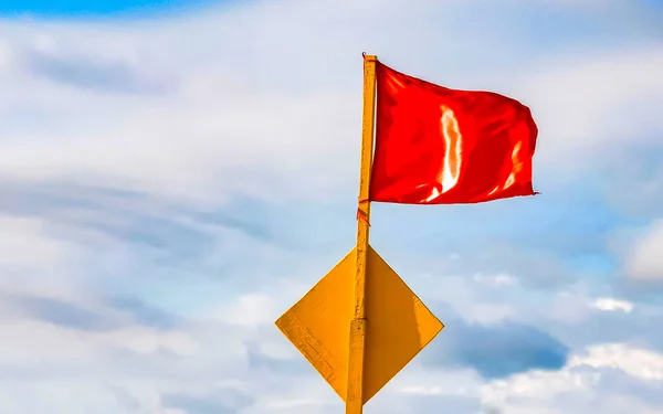Bandeira Vermelha Natação Proibida Ondas Altas Zicatela Puerto Escondido México — Fotografia de Stock