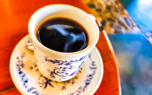 Tazza Blu Bianca Con Caffè Americano Nero Sul Tavolo Legno — Foto Stock