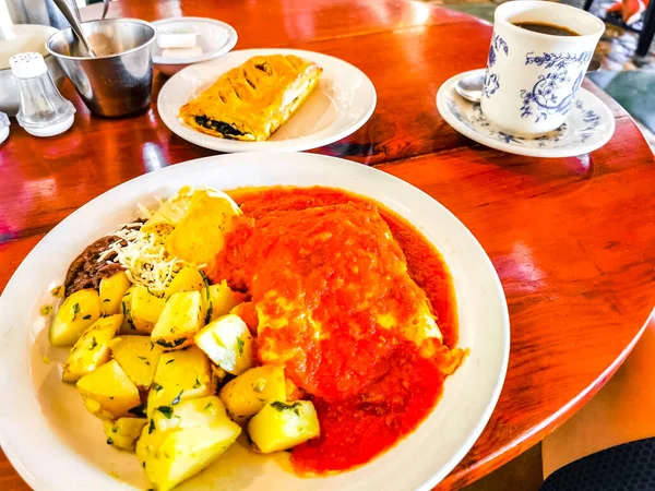 Meksika omleti, siyah fasulyeli patates ve beyaz tabakta nachos Zicatela Puerto Escondido Oaxaca Meksika 'daki El Cafecito' da..