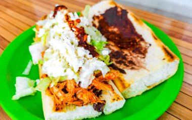 Tipik Meksika yemekleri Tortas Tacos Empanadas ve Tamales Cancun Quintana Roo Mexico 'da.