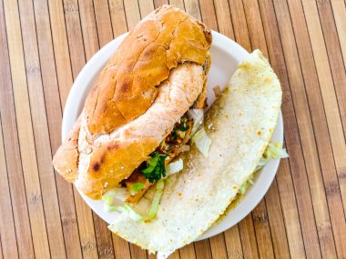 Tipik Meksika yemekleri Tortas Tacos Empanadas ve Tamales Cancun Quintana Roo Mexico 'da.