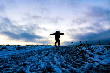 Wedewarden Bremerhaven Almanya 'sında kışın kayan karlı ve buzlu tepe.
