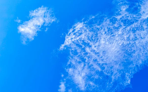 Blauer Himmel Mit Chemischen Wolken Chemischer Himmel Und Chemtrails Chemtrail — Stockfoto
