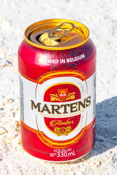 Πίνοντας Μια Κονσέρβα Κρύα Μπύρα Martens Στην Παραλία Του Παραδείσου — Φωτογραφία Αρχείου