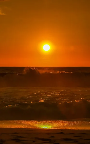 美丽的五彩缤纷 金黄的落日 海滩上的橙色红色 热带大自然的大浪全景 墨西哥埃斯坎多瓦哈卡港 — 图库照片
