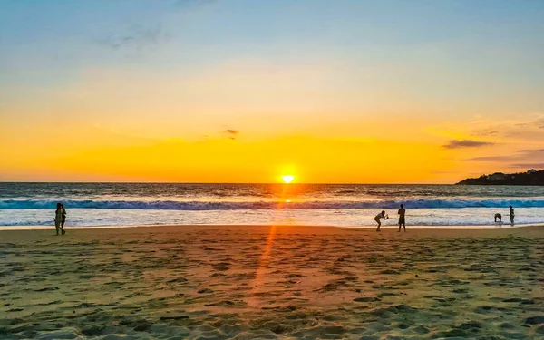 Krásný Nádherný Barevný Zlatý Západ Slunce Žluté Oranžové Červené Pláži — Stock fotografie