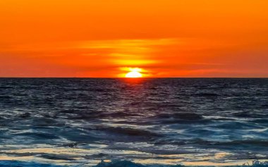 Sahilde sarı turuncu ve altın sarısı günbatımı ve Zicatela Puerto Escondido Oaxaca 'da tropikal doğada büyük dalga manzarası..