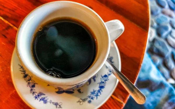 Blå Och Vit Mugg Pott Med Svart Kaffe Americano Träbord — Stockfoto