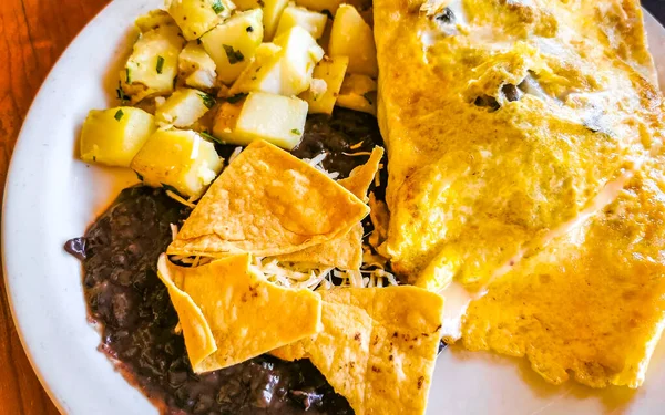 Tortilla Mexicana Con Patatas Frijoles Negros Nachos Plato Blanco Cafecito — Foto de Stock