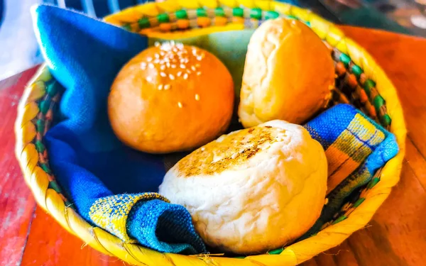 Roti Bundar Lezat Dengan Biji Wijen Atas Meja Kayu Cafecito — Stok Foto