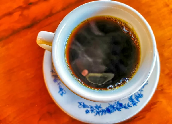 Blå Och Vit Mugg Pott Med Svart Kaffe Americano Träbord — Stockfoto