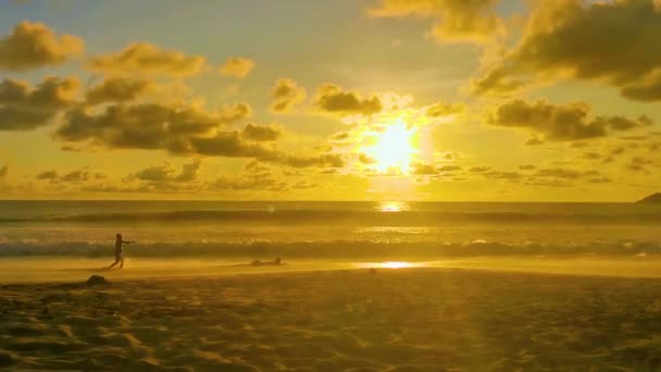 Prachtige Prachtige Kleurrijke Gouden Zonsondergang Geel Oranje Rood Het Strand — Stockvideo
