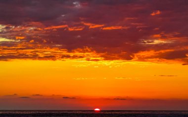 Sahilde sarı turuncu ve altın sarısı günbatımı ve Zicatela Puerto Escondido Oaxaca 'da tropikal doğada büyük dalga manzarası..