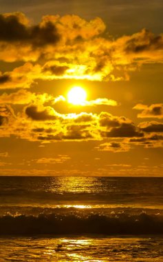 Sahilde sarı turuncu ve altın sarısı günbatımı ve Zicatela Puerto Escondido Oaxaca 'da tropikal doğada büyük dalga manzarası..