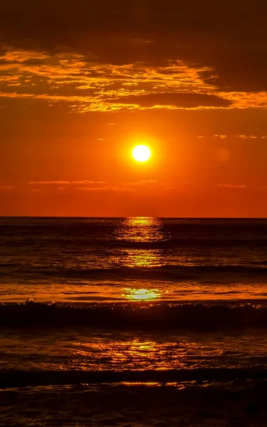 Schöne Atemberaubende Bunte Und Goldene Sonnenuntergang Gelb Orange Rot Strand — Stockfoto