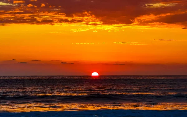 Beautiful Stunning Colorful Golden Sunset Yellow Orange Red Beach Big — Stock Photo, Image
