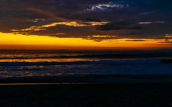 Piękny Wspaniały Kolorowy Złoty Zachód Słońca Żółtym Pomarańczowym Czerwonym Plaży — Zdjęcie stockowe