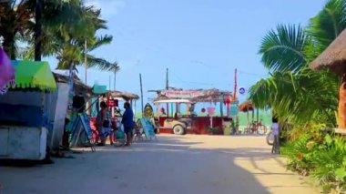Holbox Meksika 21. Aralık 2021 'de güzel Holbox adasında Quintana Roo Mexico' da restoran mağazası araçları ve çamurlu bir köy..
