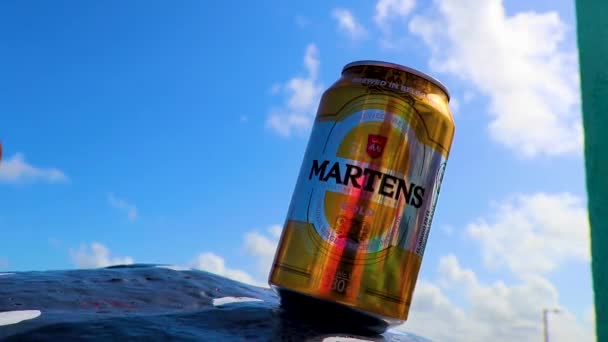 Holbox Mexiko Dezember 2021 Martens Bier Belgisches Bier Aus Einer — Stockvideo