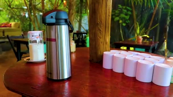 Μεξικάνικος Καφές Ένα Καφέ Ξύλινο Τραπέζι Στην Τροπική Φύση Θέρετρο — Αρχείο Βίντεο