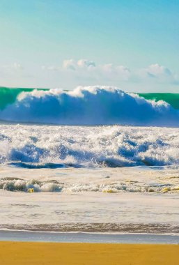 Zicatela Puerto Escondido Oaxaca 'da büyük sörfçü dalgaları..