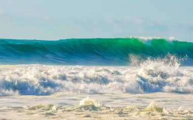 Zicatela Puerto Escondido Oaxaca 'da büyük sörfçü dalgaları..