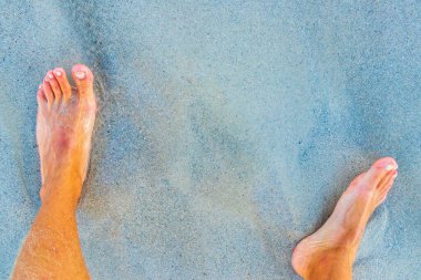 Playa del Carmen Quintana Roo Meksika 'da kumsalda yalınayak yürümek.