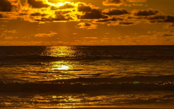 Belo Pôr Sol Colorido Dourado Deslumbrante Vermelho Alaranjado Amarelo Praia — Fotografia de Stock