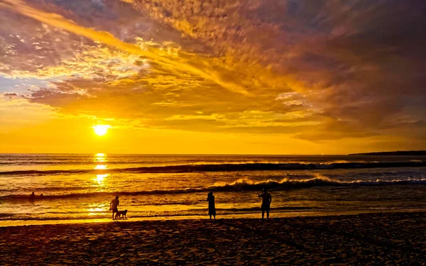 墨西哥奥萨卡港的热带地区 人们正在欣赏着美丽而绚丽的五彩缤纷的落日 黄色的橘红色的海滩和大浪般的热带地区全景 — 图库照片