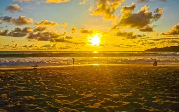 墨西哥奥萨卡港的热带地区 人们正在欣赏着美丽而绚丽的五彩缤纷的落日 黄色的橘红色的海滩和大浪般的热带地区全景 — 图库照片