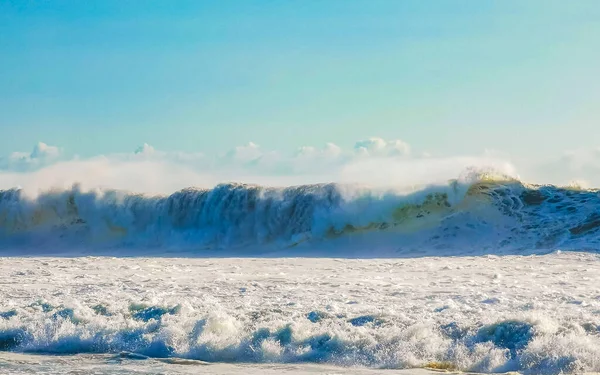 ジカテラのビーチで非常に大きなサーファーの波プエルトエスコンディドオアハカメキシコ — ストック写真