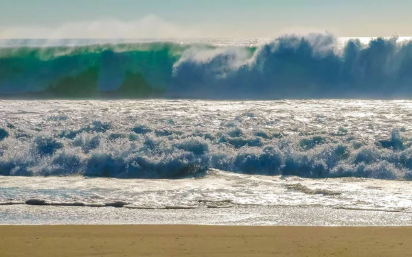 Чрезвычайно Огромные Волны Серфера Пляже Zicatela Пуэрто Эскондидо Оахака Мексика — стоковое фото
