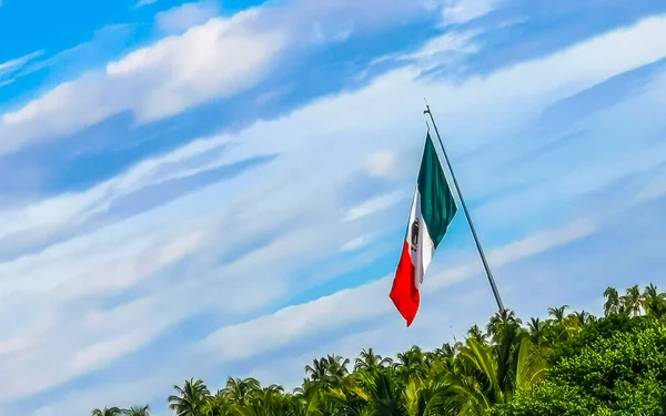 Mexikói Zöld Fehér Piros Zászló Pálmafákkal Kék Égbolttal Felhőkkel Zicatela — Stock Fotó