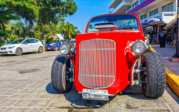 墨西哥的Escondido Zicatela Oaxaca港的各种彩色调优汽车和经典老式汽车 — 图库照片