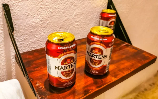 Martens Μπύρα Βελγική Μπύρα Ποτό Από Ένα Κουτάκι Στο Νησί — Φωτογραφία Αρχείου