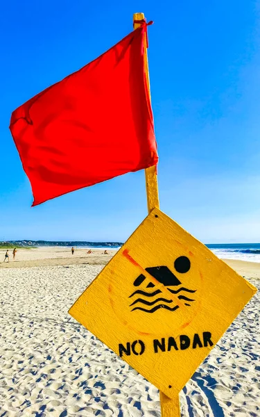 Rode Vlag Zwemmen Verboden Hoge Golven Zicatela Puerto Escondido Mexico Rechtenvrije Stockfoto's