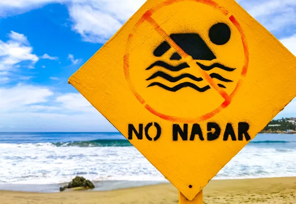 Červená Vlajka Plavání Zakázáno Vysoké Vlny Zicatela Puerto Escondido Mexiko Stock Snímky