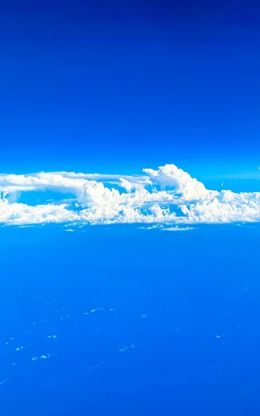 Volando Sobre Las Nubes Con Vista Desde Ventana Del Avión — Foto de Stock