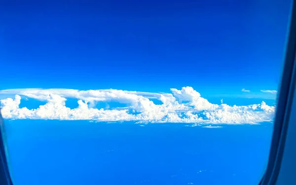カンクンの飛行機の窓からの眺めで雲の上を飛ぶキンタナ メキシコ — ストック写真