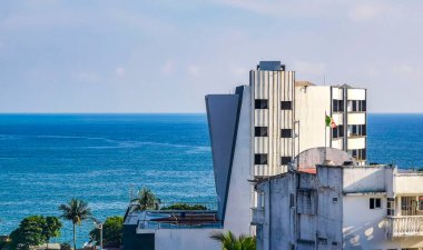 Güzel şehir ve deniz manzarası manzarası ve Zicatela Puerto Escondido Oaxaca Meksika manzarası.