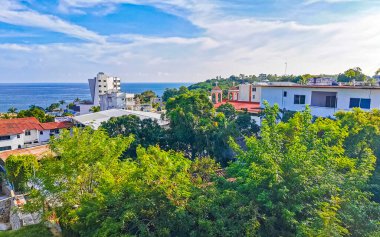 Güzel şehir ve deniz manzarası manzarası ve Zicatela Puerto Escondido Oaxaca Meksika manzarası.