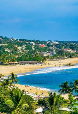 Güzel şehir ve deniz manzarası manzarası ve Zicatela Puerto Escondido Oaxaca Meksika manzarası.