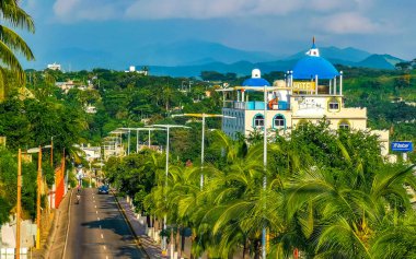 Güzel şehir ve deniz manzarası manzarası ve Zicatela Puerto Escondido Oaxaca Meksika manzarası.